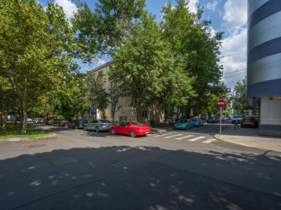 Vila Succesului: 400mp, 8 Locuri Parcare, Dublă Deschidere în Primăverii